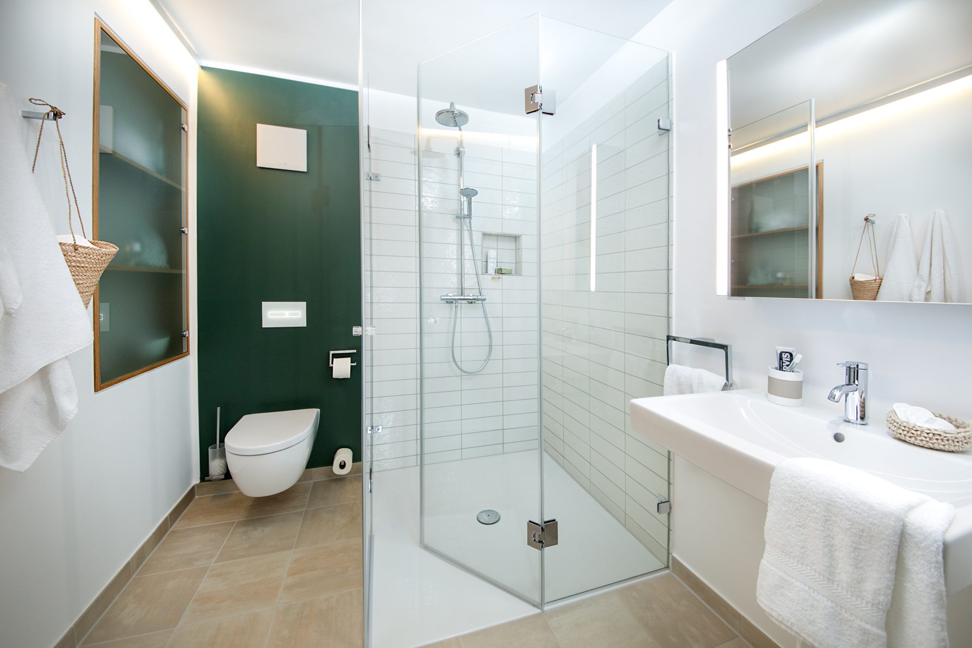 Badezimmer im Pferdestall mit bodengleicher Dusche