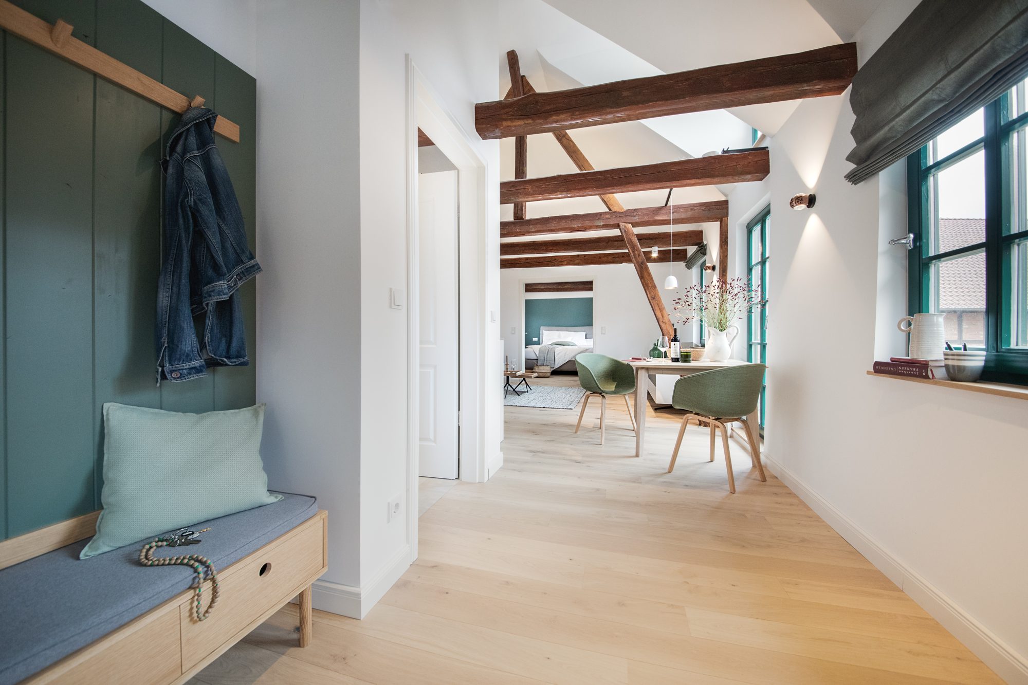 Heller Flur mit Garderobe in der Sattelkammer