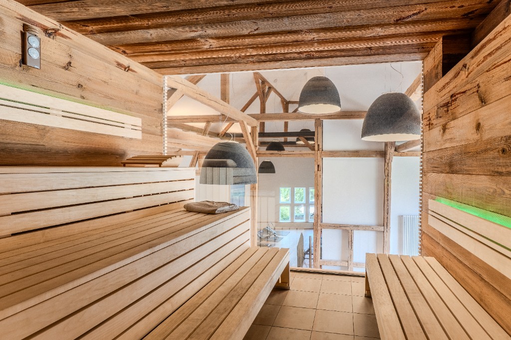 Holzsauna mit Blick in die restaurierte Scheune